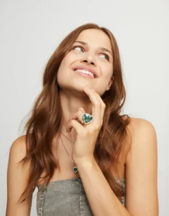 Anillo bañado en plata de ley con forma triangular grande