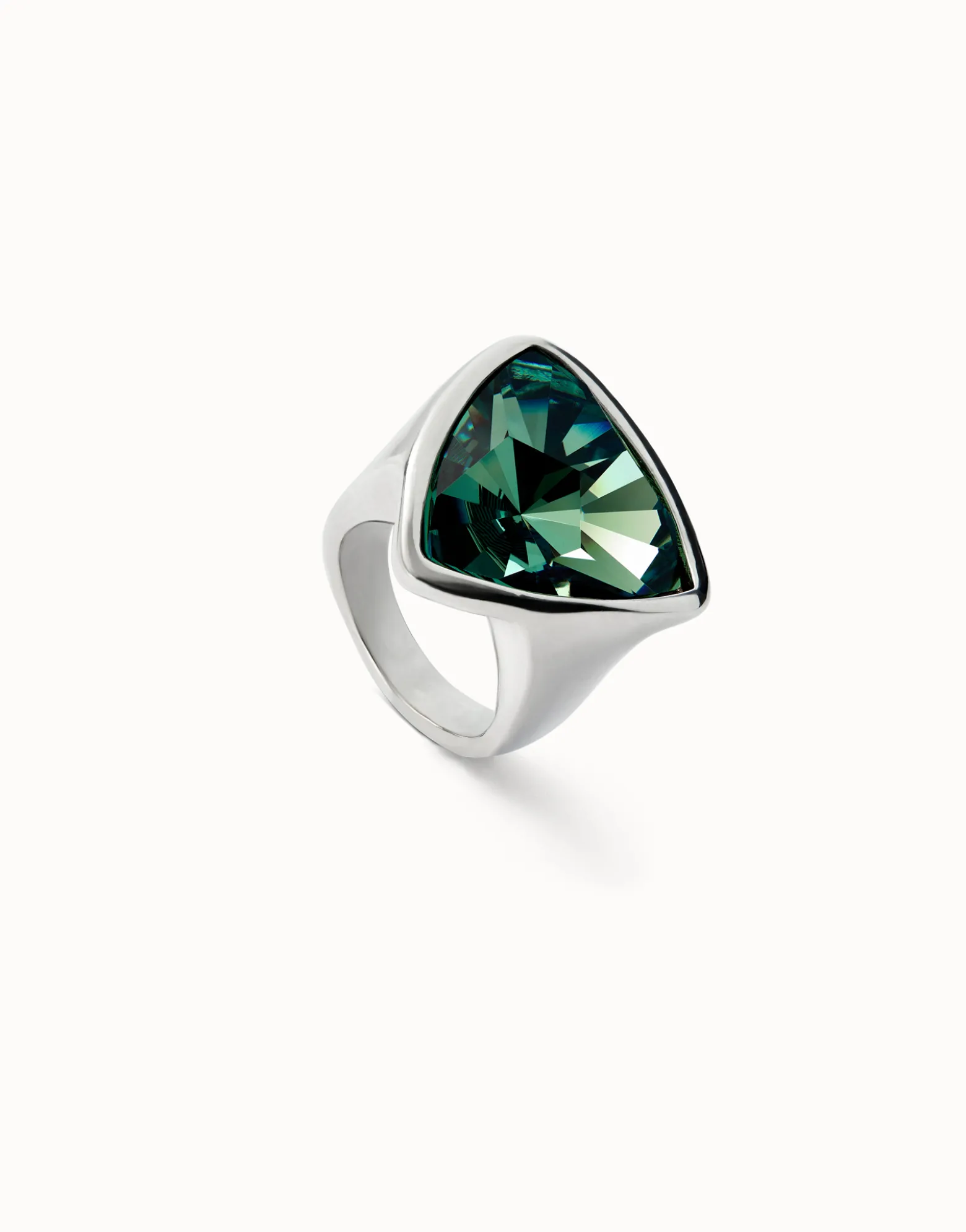 Anillo bañado en plata de ley con forma triangular grande