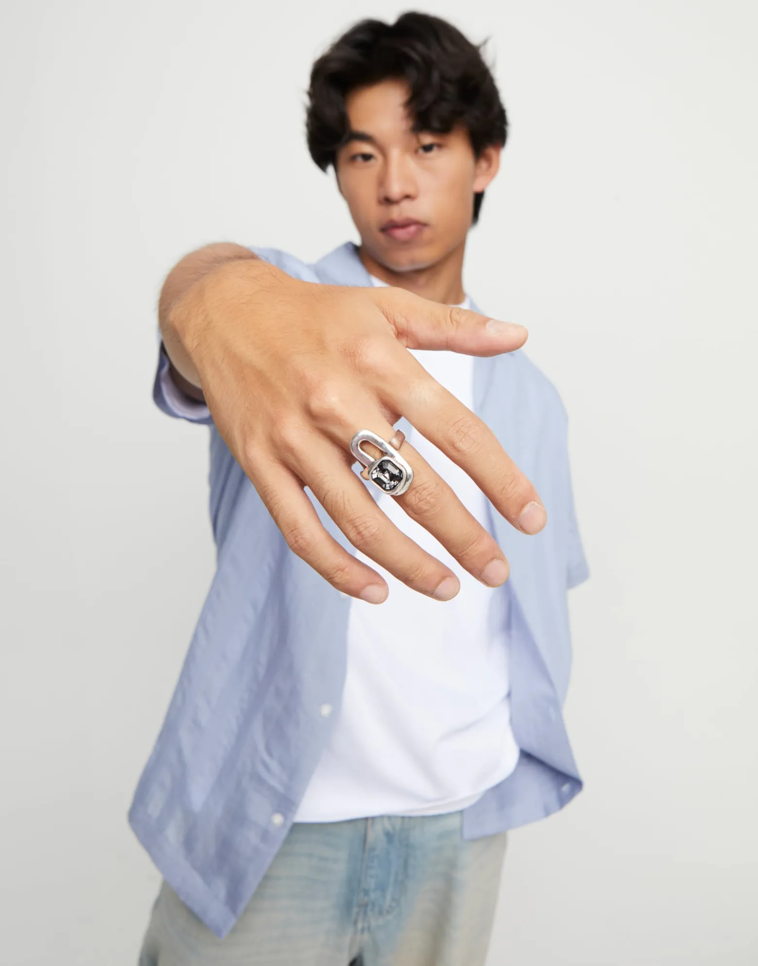 Anillo bañado en plata de ley con cristal negro