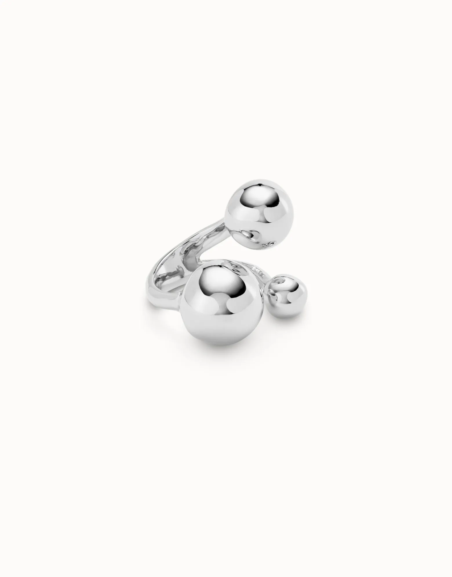 Anillo bañado en plata de ley con tres bolas de diferentes tamaños