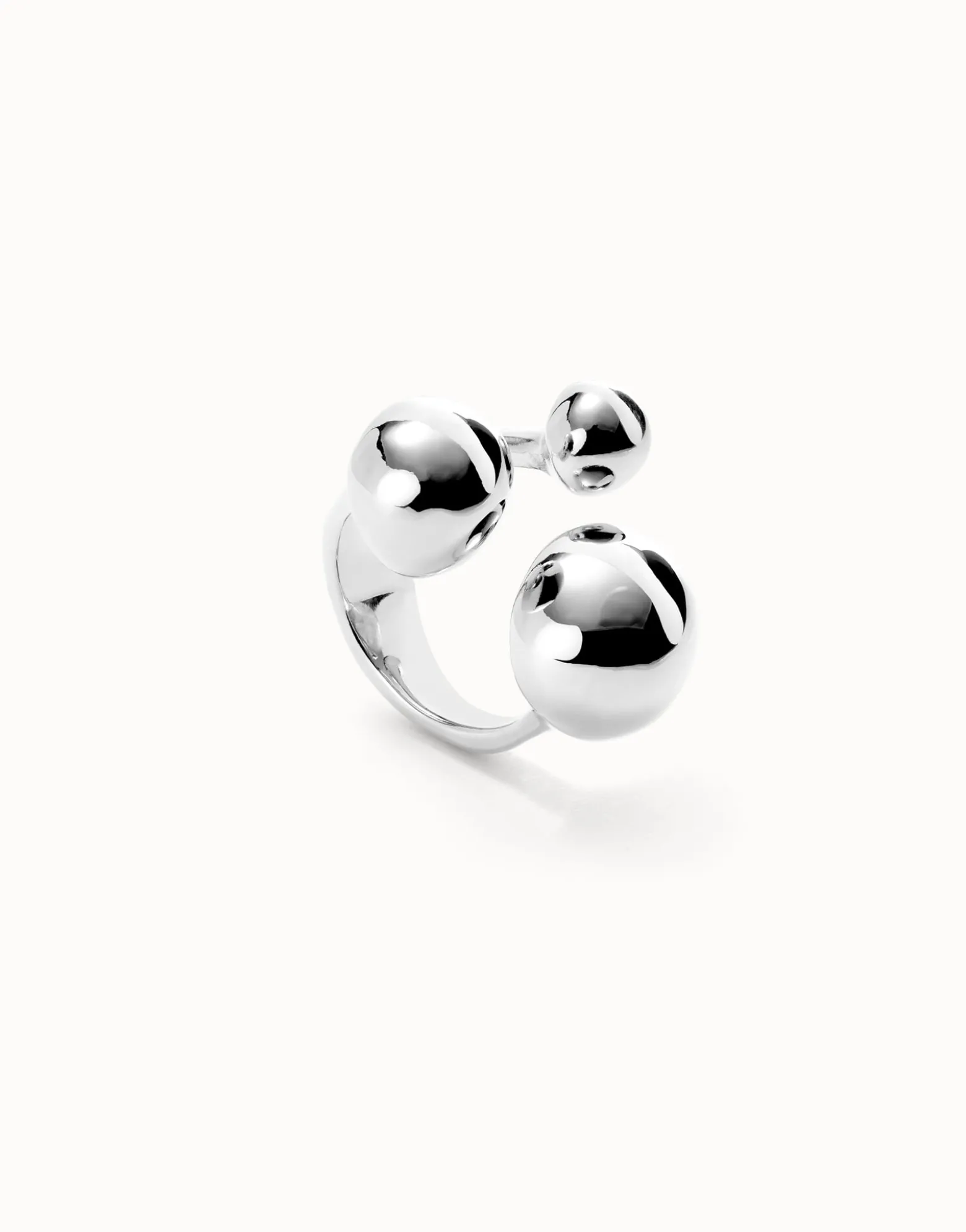 Anillo bañado en plata de ley con tres bolas de diferentes tamaños