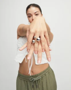 Anillo bañado en plata de ley con tres bolas de diferentes tamaños