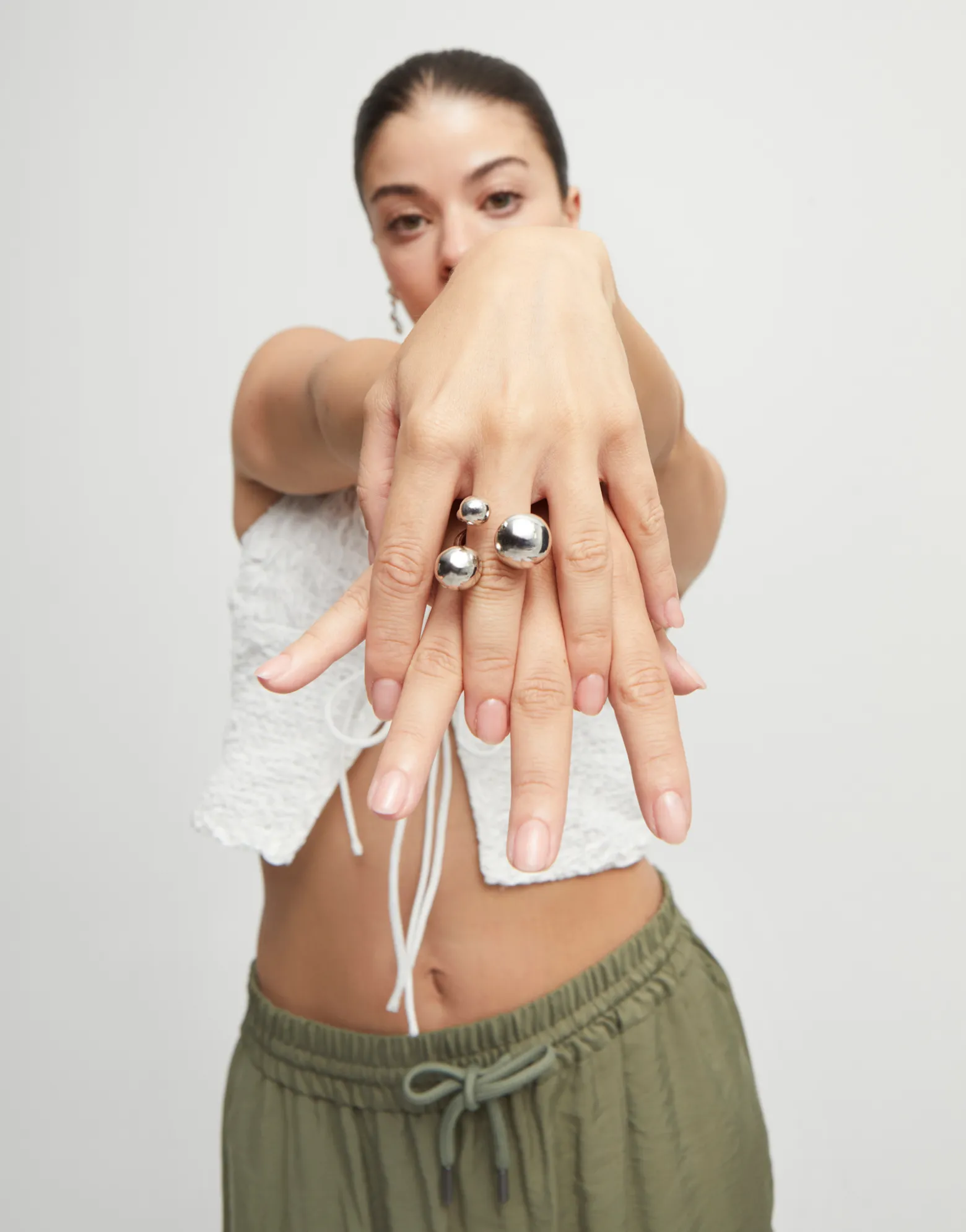 Anillo bañado en plata de ley con tres bolas de diferentes tamaños