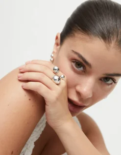 Anillo bañado en plata de ley con tres bolas de diferentes tamaños