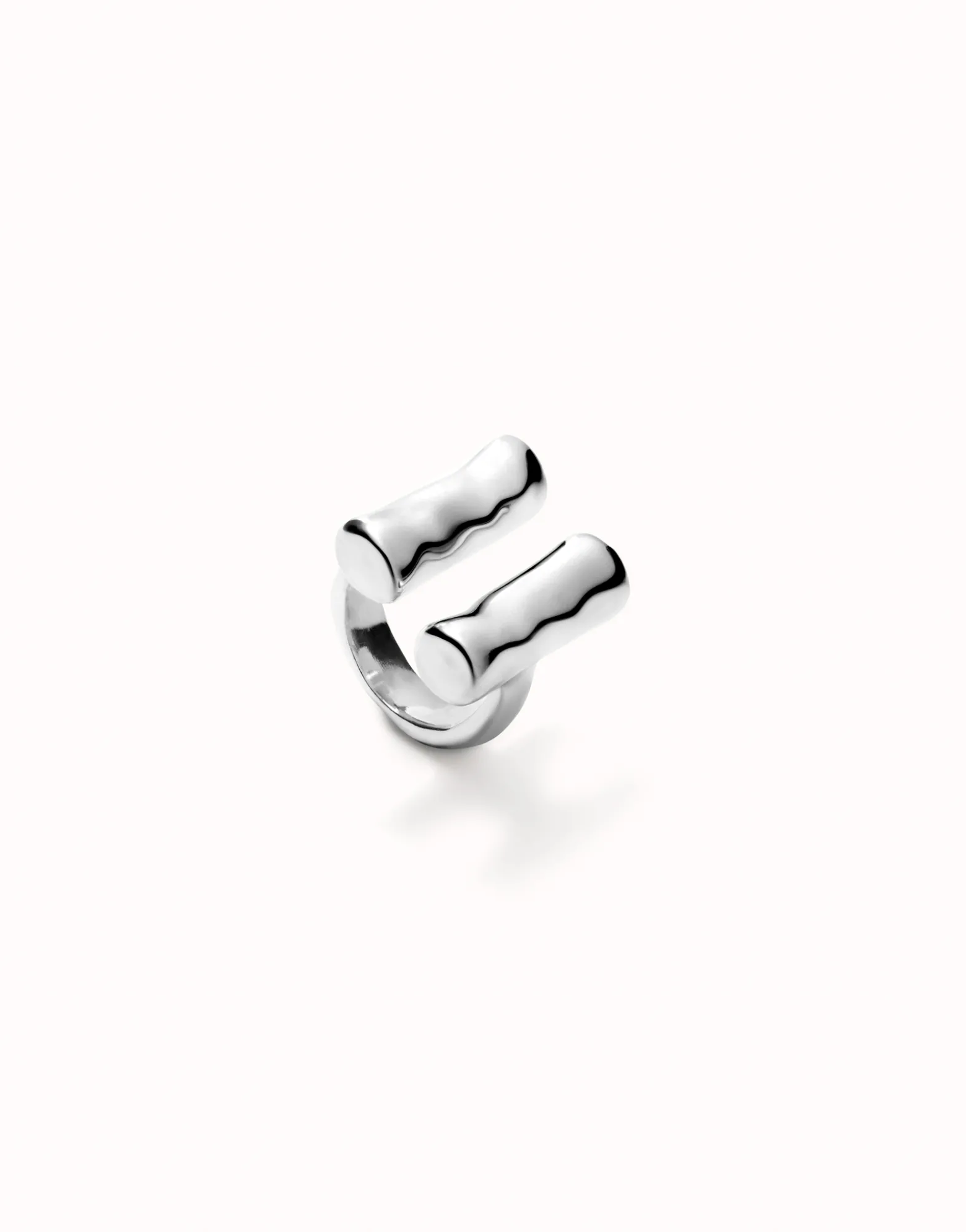 Anillo bañado en plata de ley con dos tubos verticales
