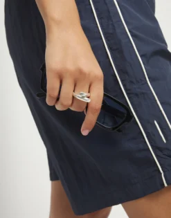 Anillo bañado en plata de ley con dos formas orgánicas entrelazadas