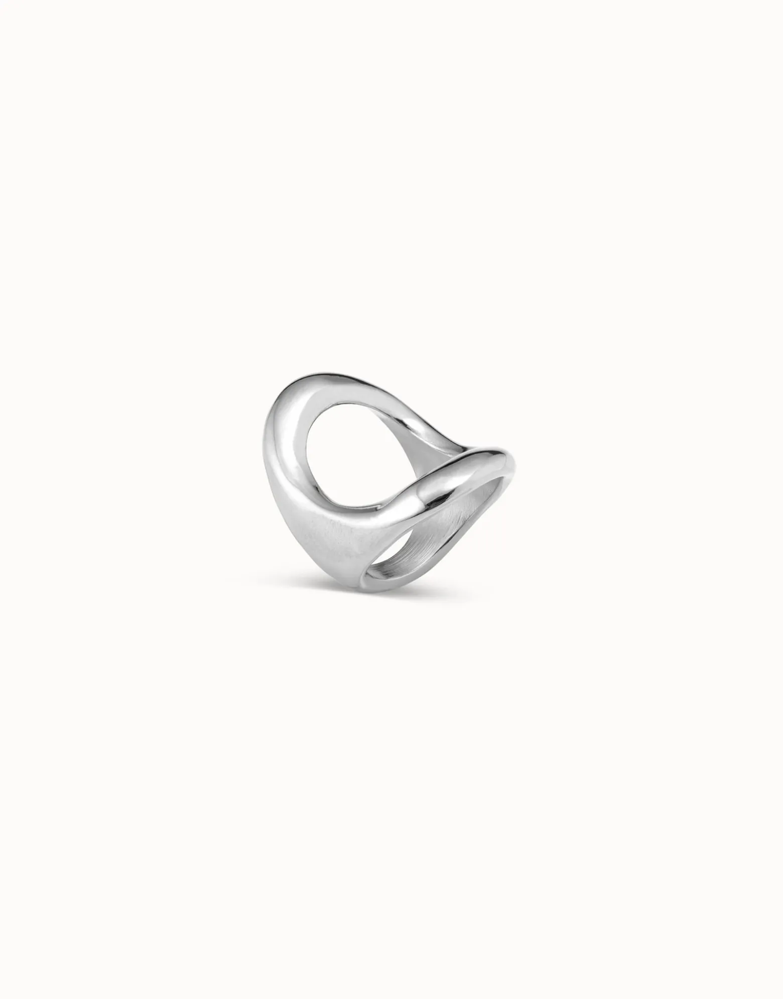 Anillo bañado en plata de ley con óvalo central grande
