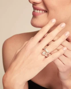 Anillo bañado en plata de ley con diseño abierto y orgánico para mujer