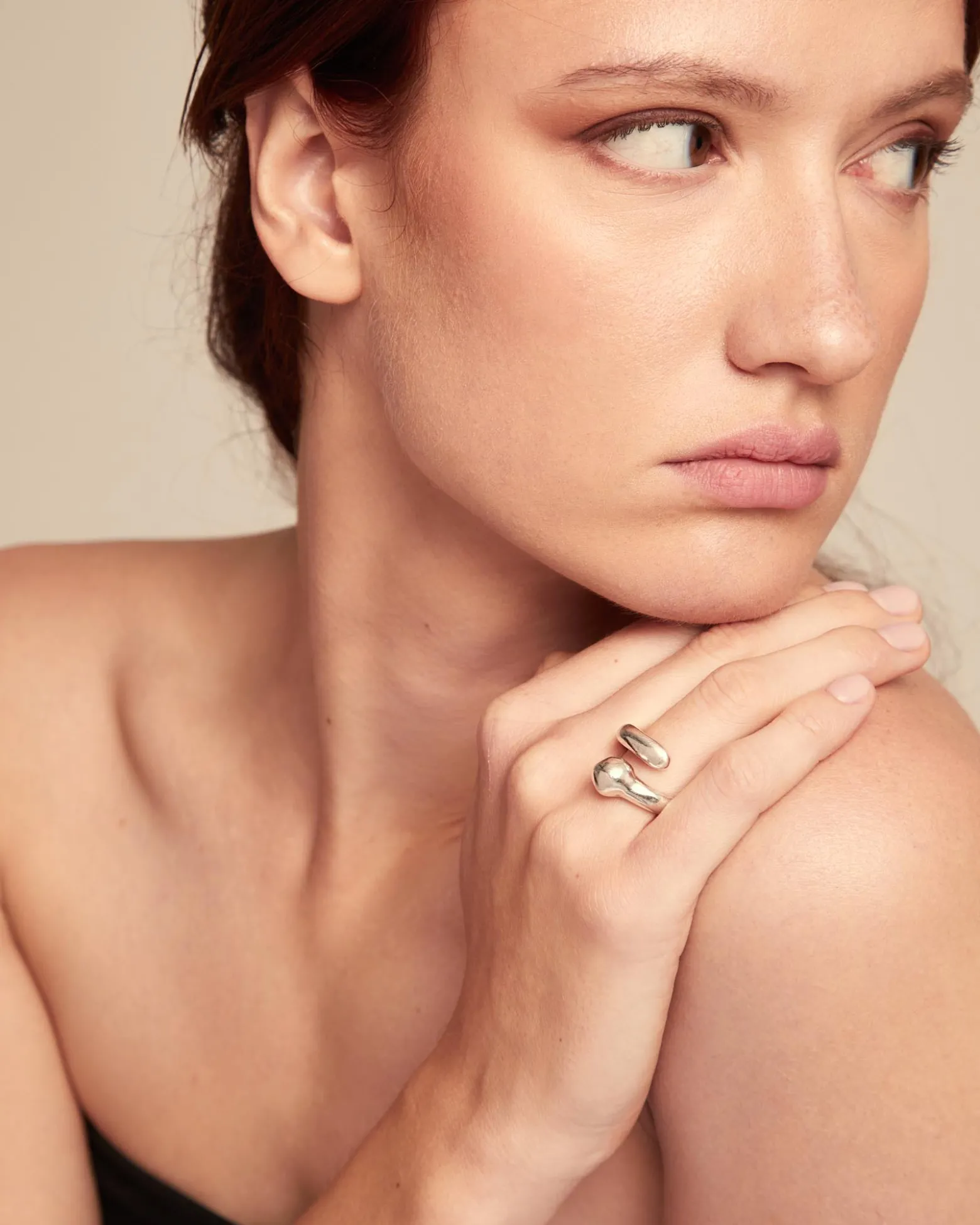 Anillo bañado en plata de ley con diseño abierto y orgánico para mujer