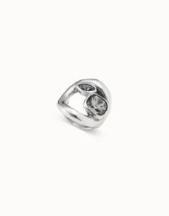 Anillo bañado en plata de ley con óvalo central y dos cristales color gris oscuro