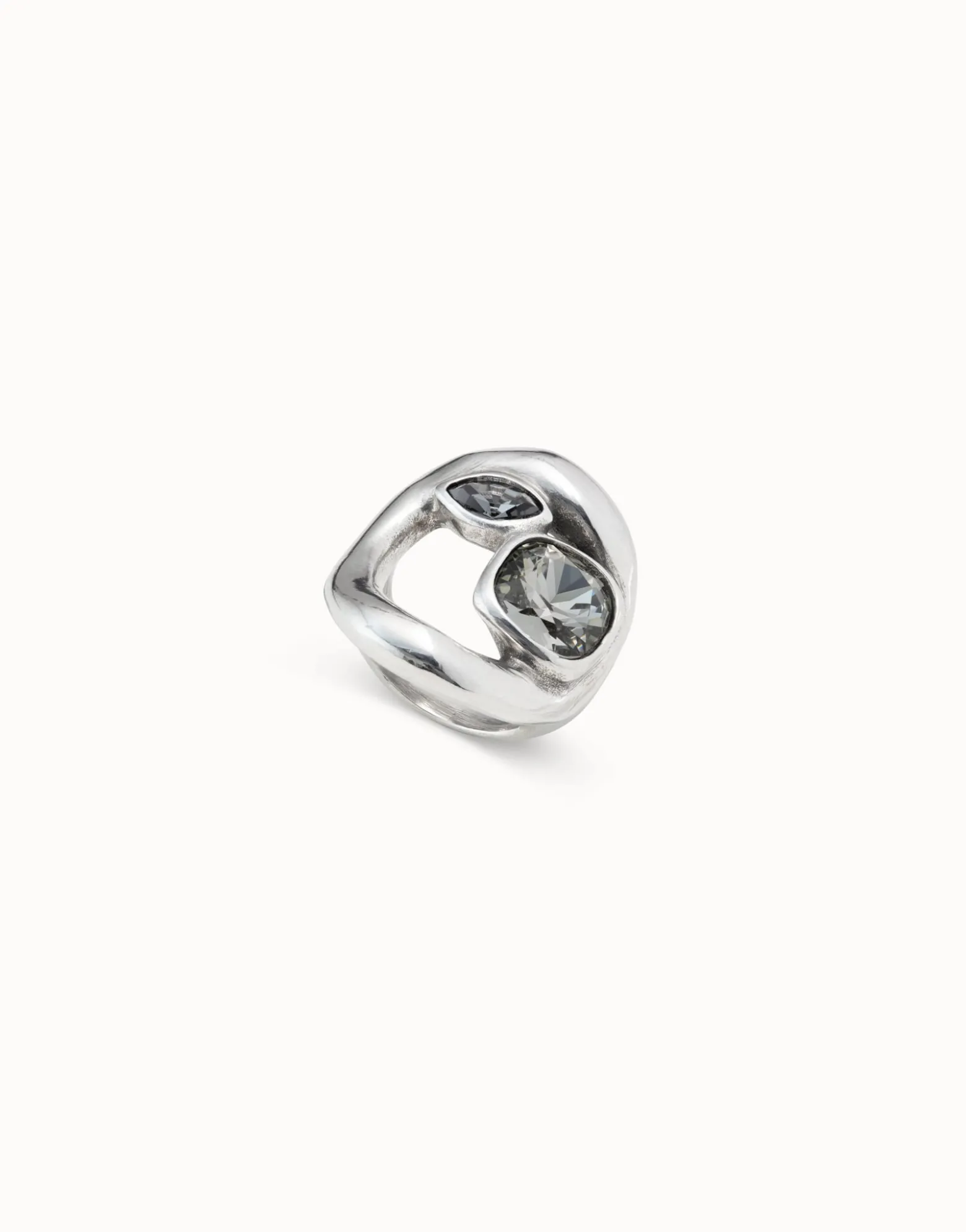Anillo bañado en plata de ley con óvalo central y dos cristales color gris oscuro