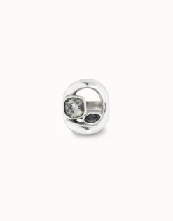 Anillo bañado en plata de ley con óvalo central y dos cristales color gris oscuro