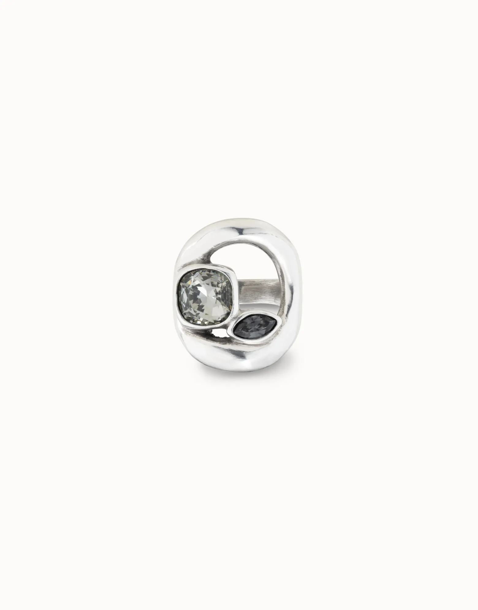 Anillo bañado en plata de ley con óvalo central y dos cristales color gris oscuro