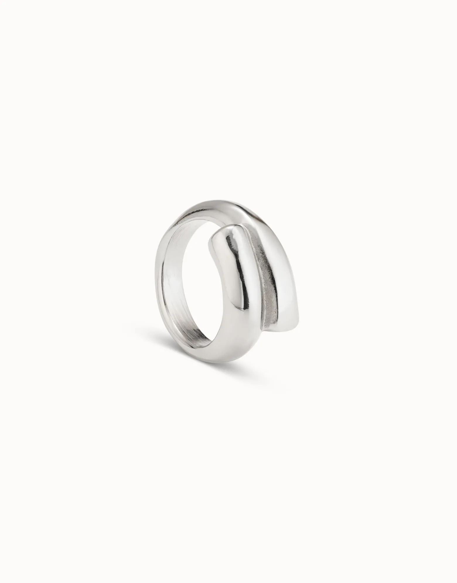 Anillo bañado en plata de ley con forma tubular cerrado al centro