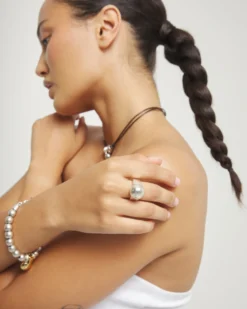 Anillo bañado en plata de ley con forma de esfera