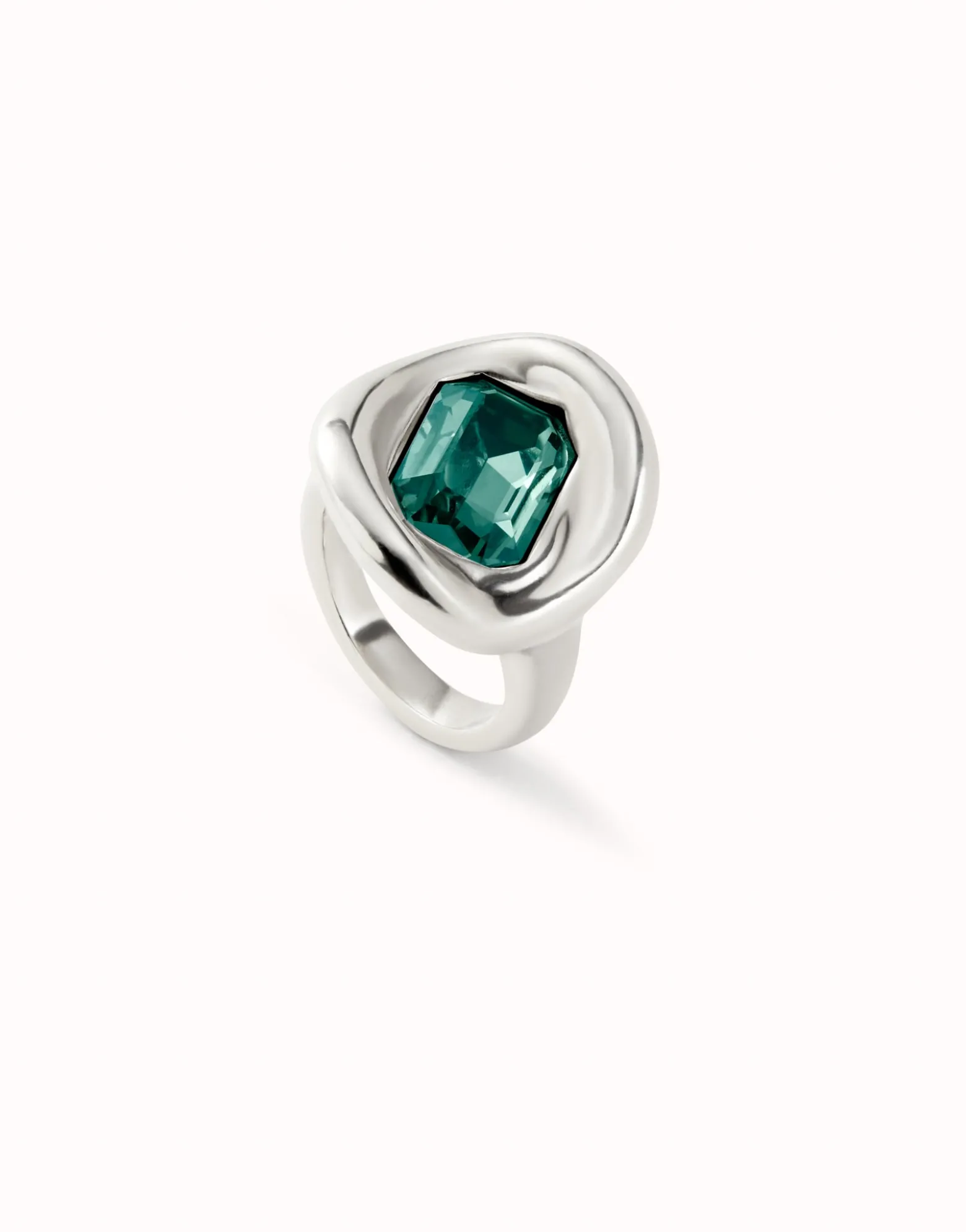 Anillo bañado en plata de ley con cristal verde