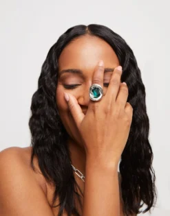 Anillo bañado en plata de ley con cristal verde