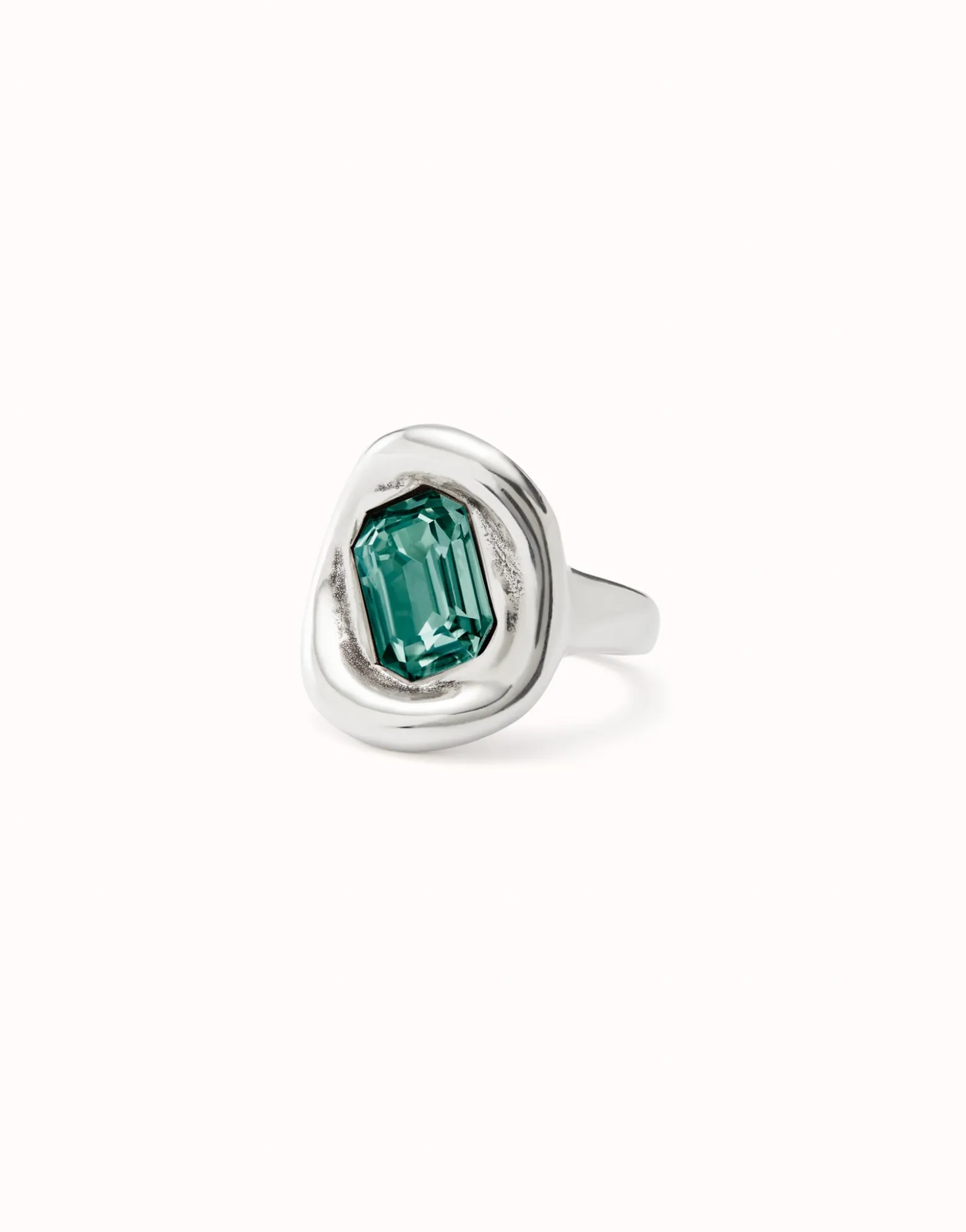 Anillo bañado en plata de ley con cristal verde