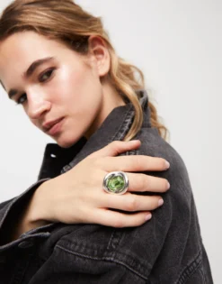 Anillo bañado en plata de ley con cristal turquesa