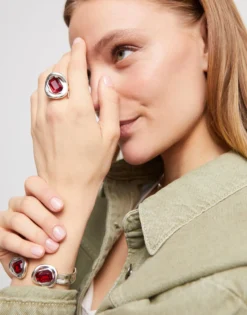 Anillo bañado en plata de ley con cristal rojo