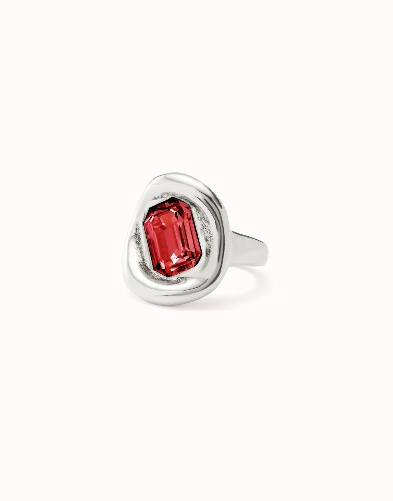 Anillo bañado en plata de ley con cristal rojo