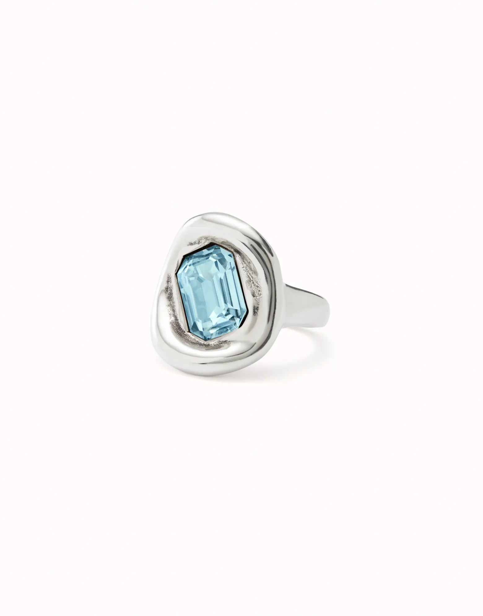 Anillo bañado en plata de ley con cristal celeste