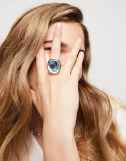 Anillo bañado en plata de ley con cristal celeste