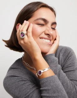 Anillo bañado en plata de ley con cristal rosa