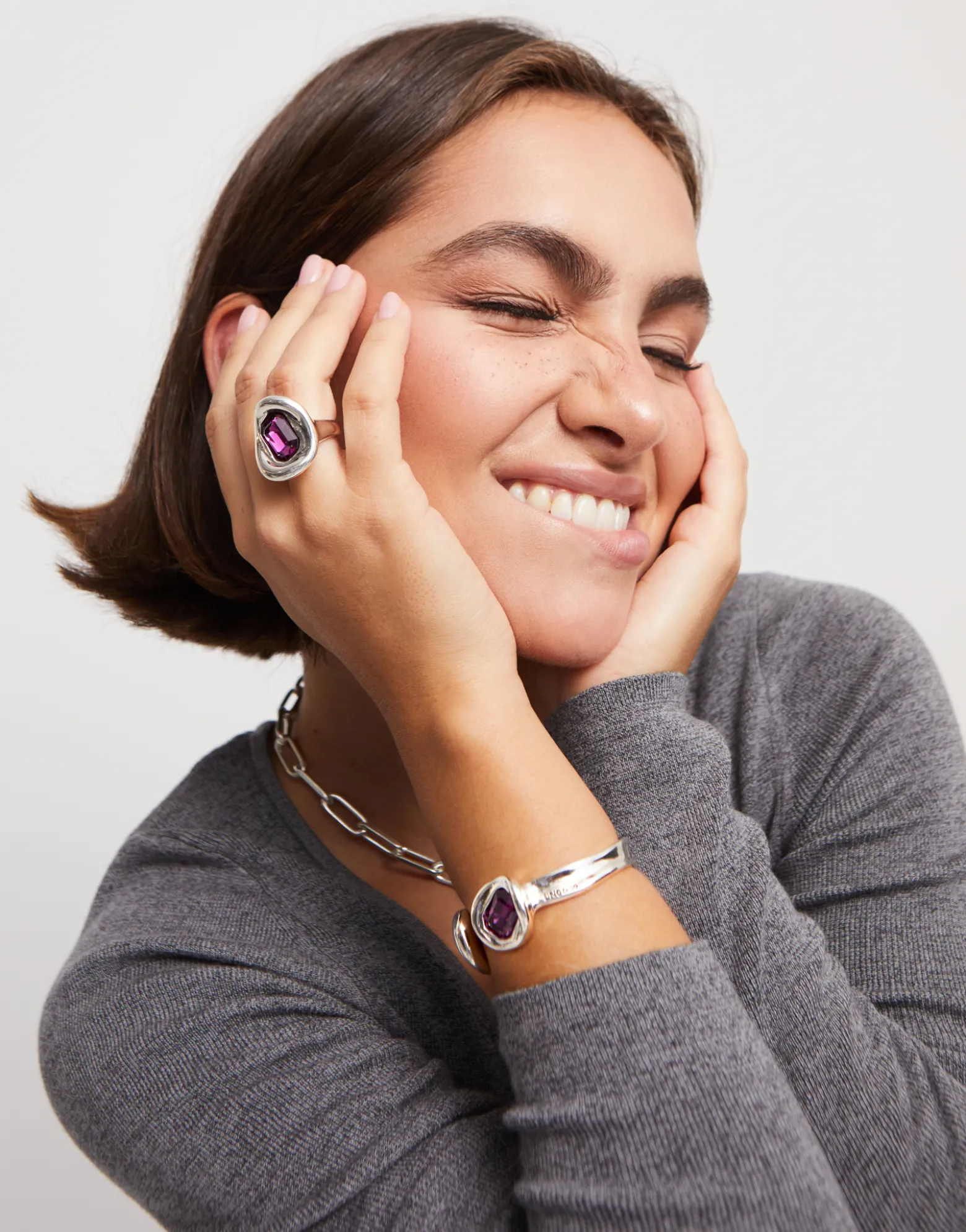 Anillo bañado en plata de ley con cristal rosa