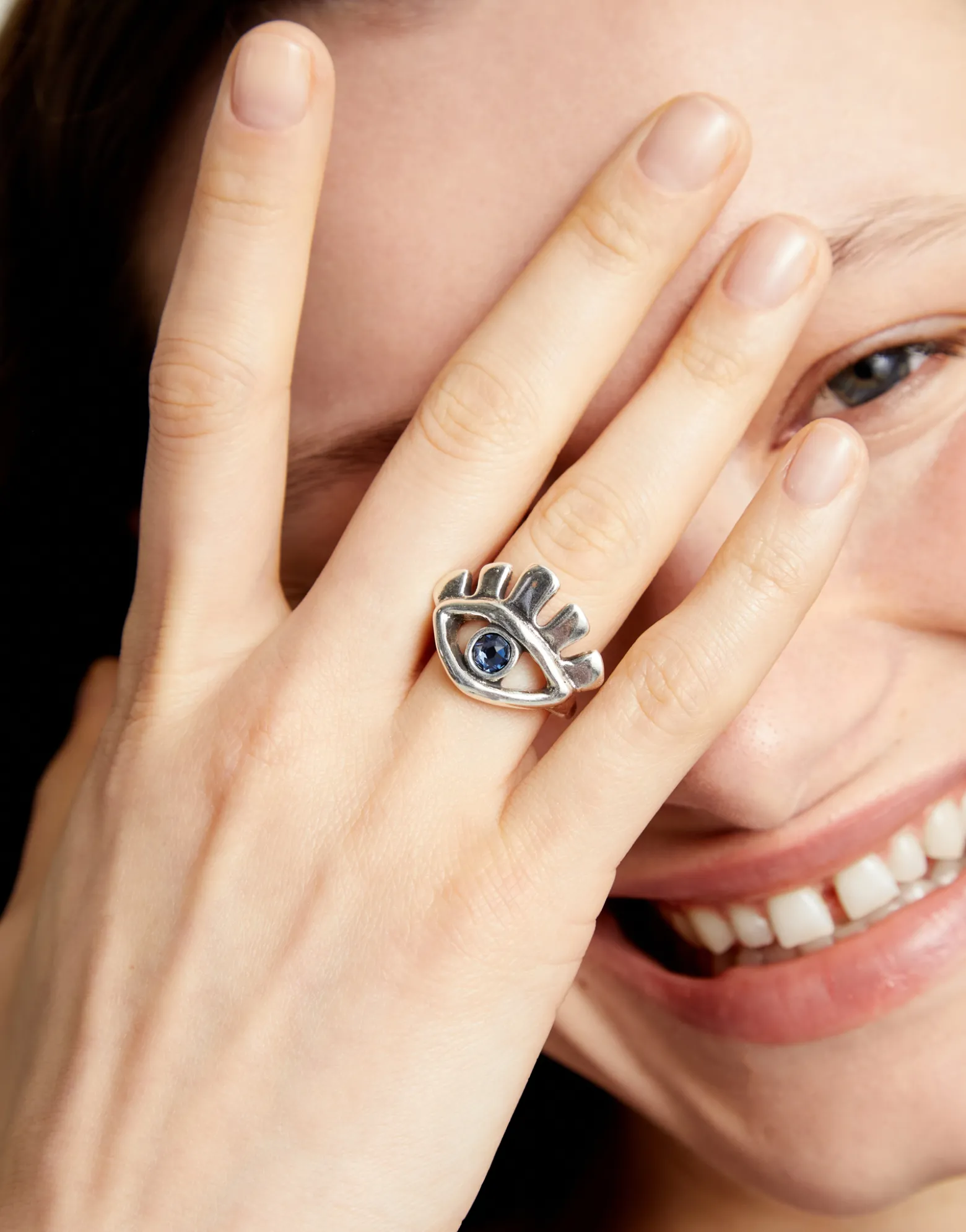 Anillo bañado en plata de ley en forma de ojo con cristal facetado azul