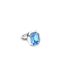 Anillo bañado en plata rectangular y cristal facetado en color azul