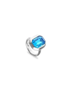 Anillo bañado en plata rectangular y cristal facetado en color azul