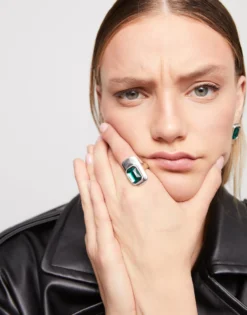 Anillo bañado plata de ley con cristal verde