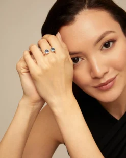 Anillo bañados en plata de ley con dos cristales azules enfrentados