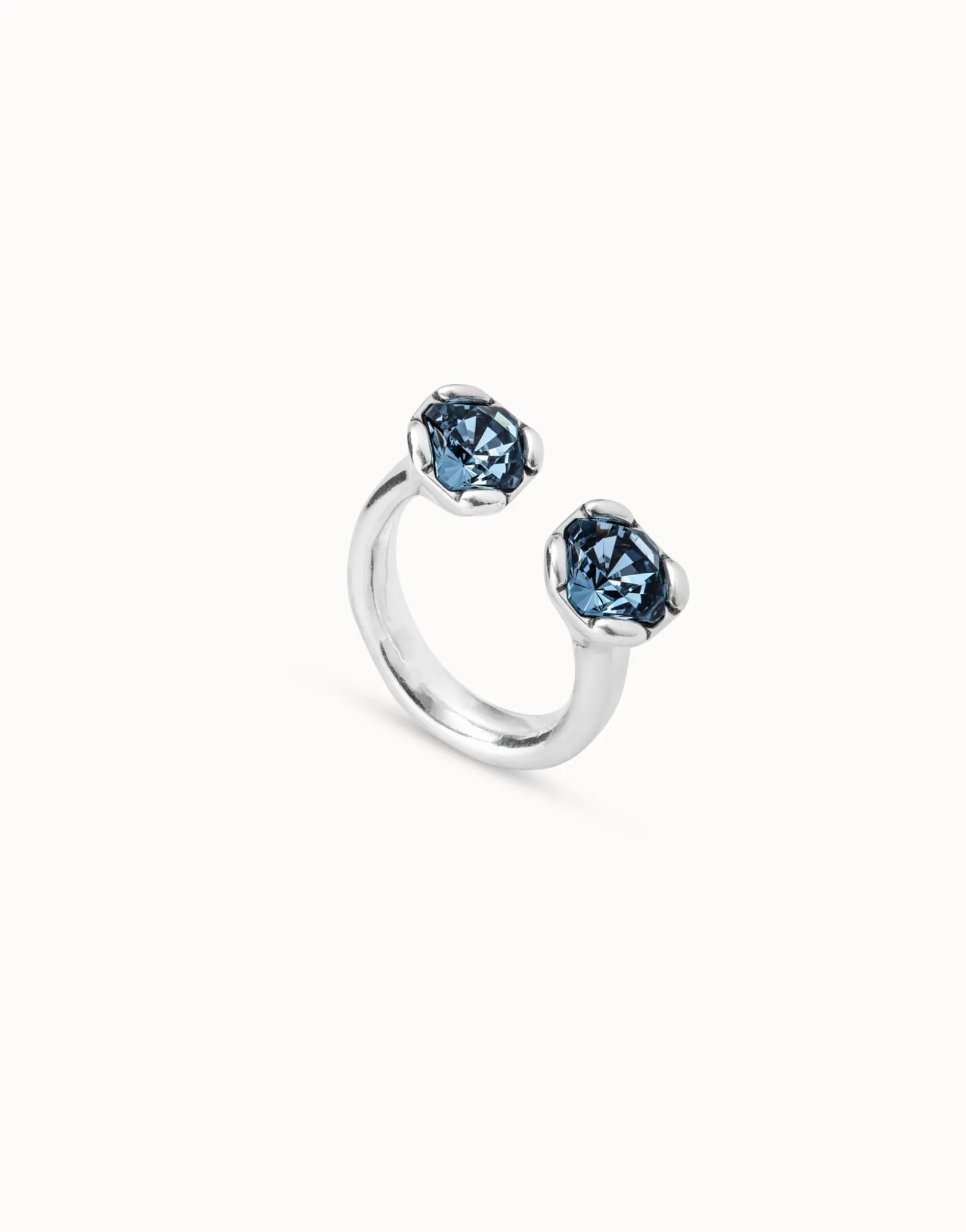 Anillo bañados en plata de ley con dos cristales azules enfrentados