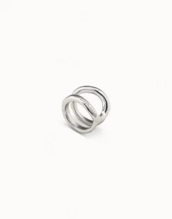 Anillo curvilíneo bañado en plata de ley