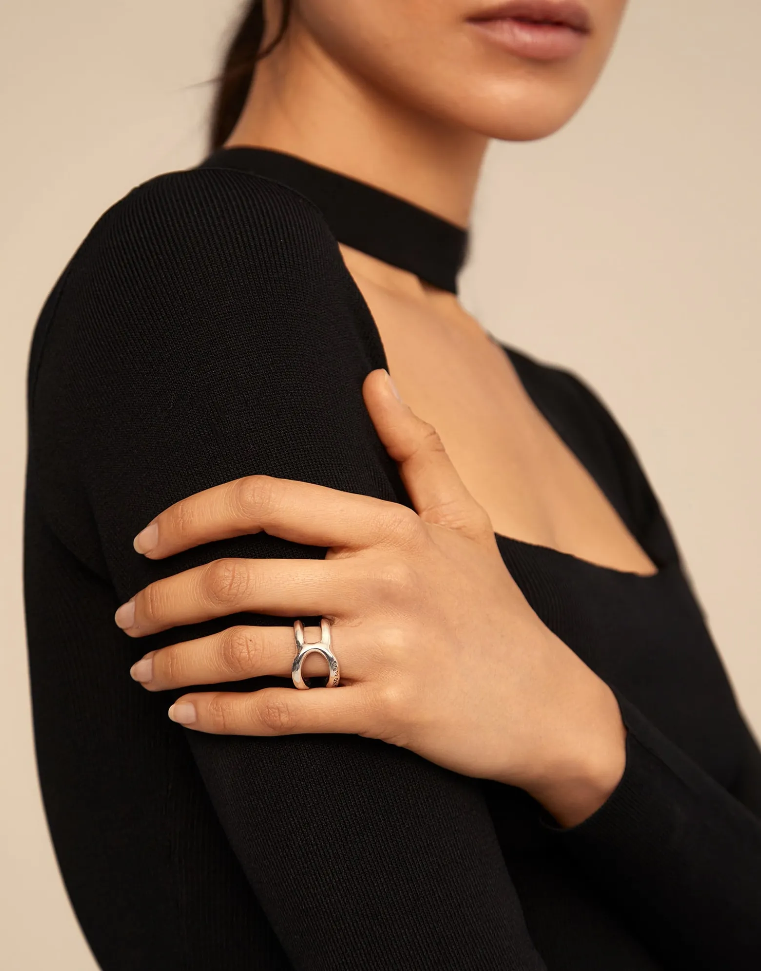 Anillo curvilíneo bañado en plata de ley