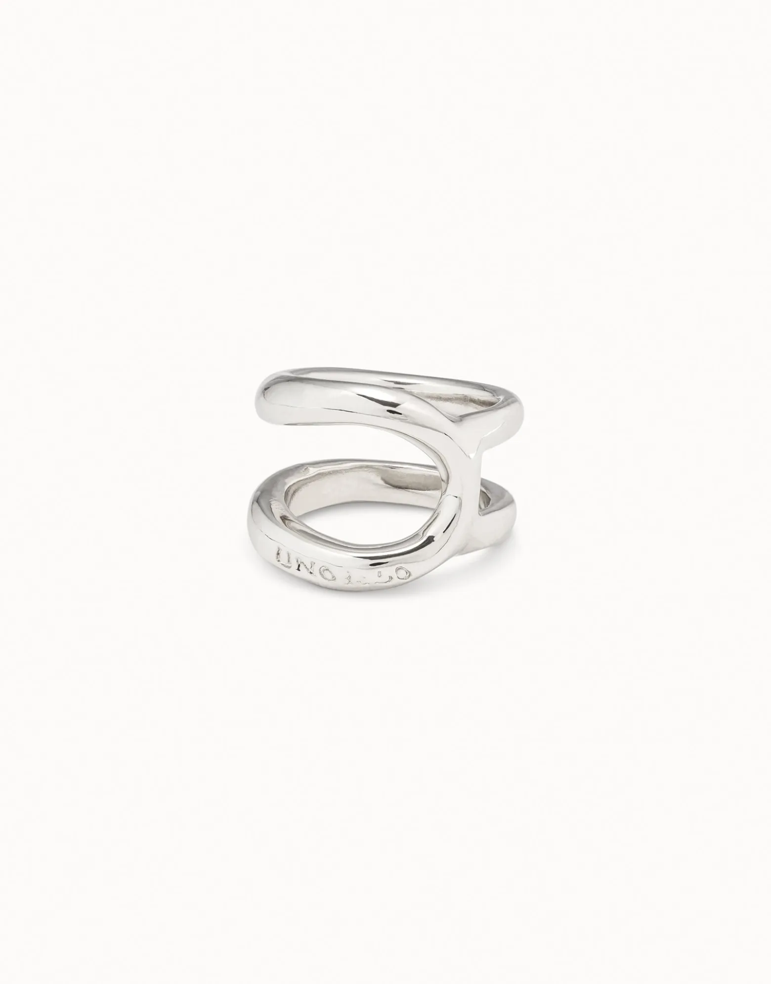Anillo curvilíneo bañado en plata de ley