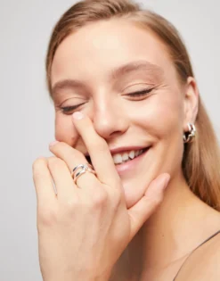 Anillo doble bañado en plata de ley con topacio blanco