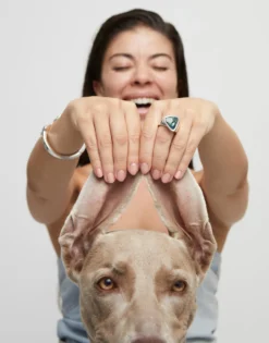 Anillo en forma triangular bañado en plata de ley con cristal verde