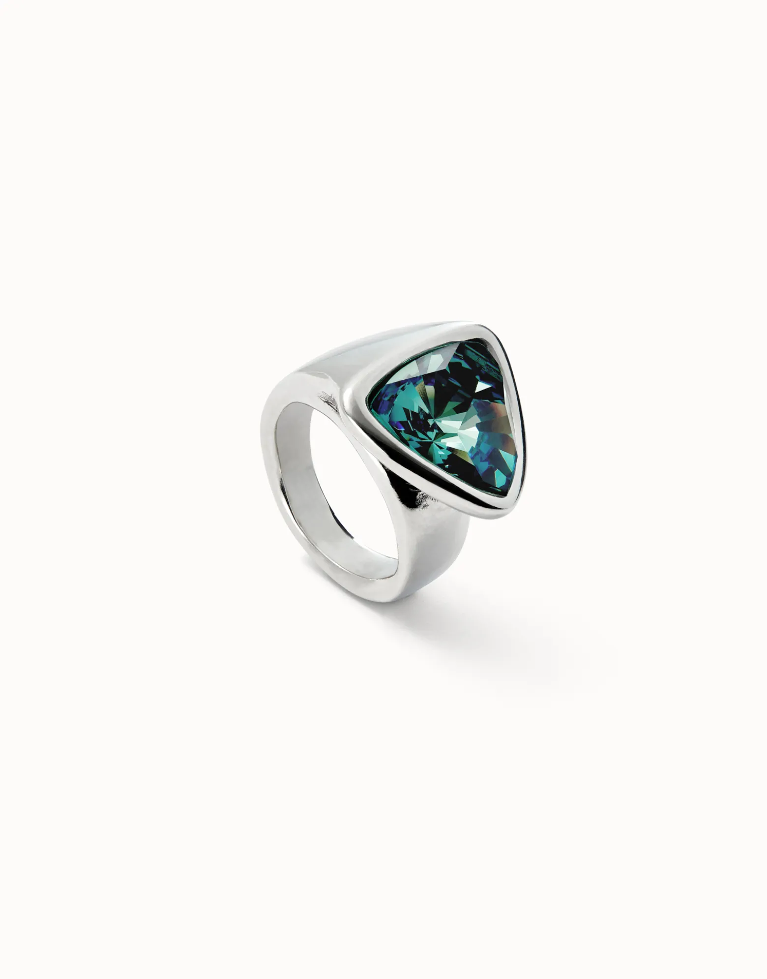Anillo en forma triangular bañado en plata de ley con cristal verde