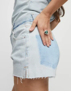 Anillo en forma triangular bañado en plata de ley con cristal verde