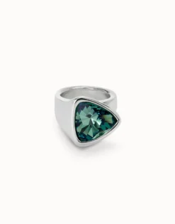 Anillo en forma triangular bañado en plata de ley con cristal verde