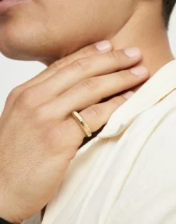 Anillo geométrico bañado en oro