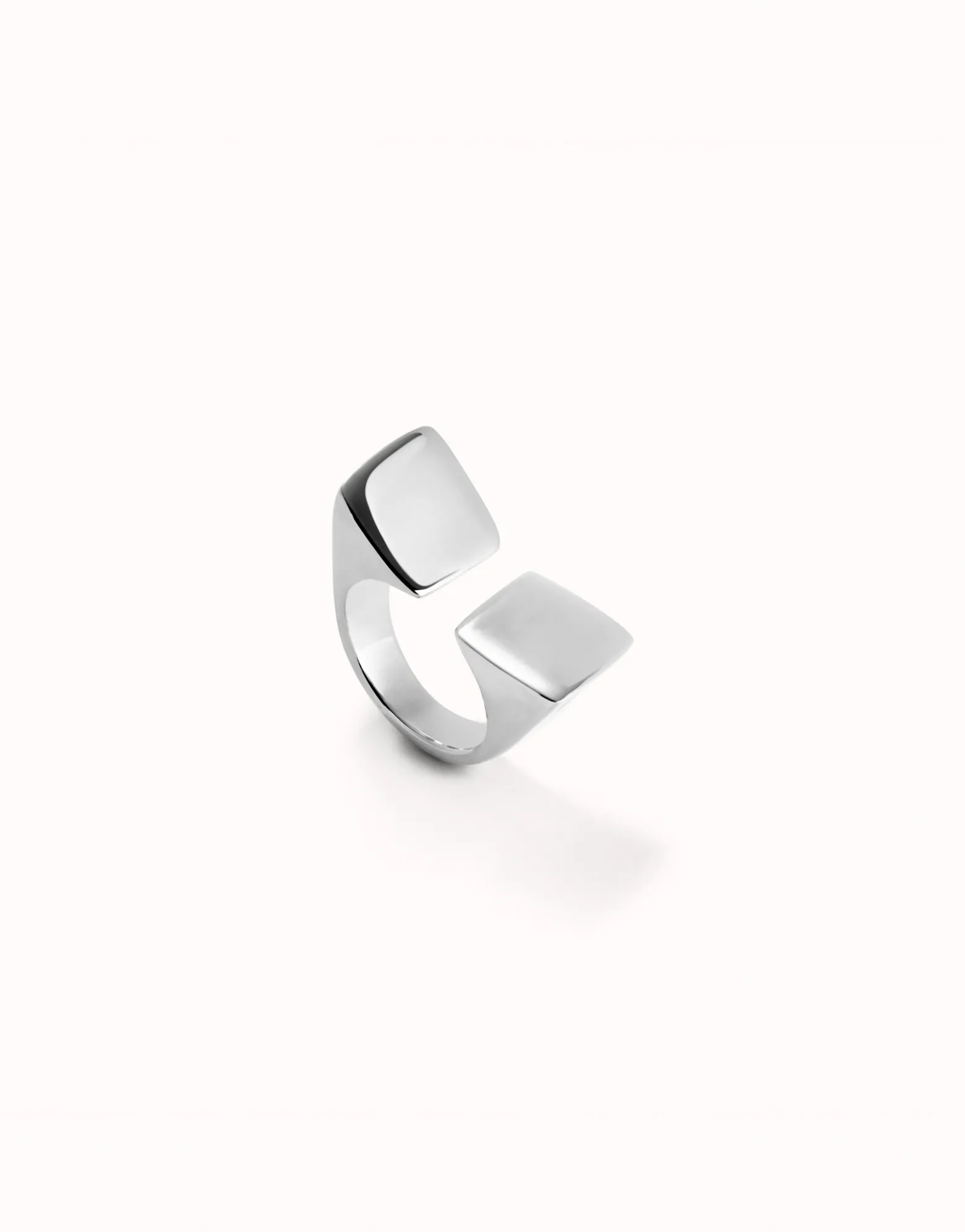 Anillo geométrico bañado en plata de ley con forma cuadrada grande