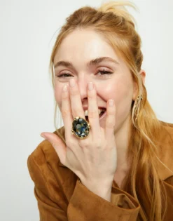 Anillo grande bañado en oro 18k con cristal facetado ovalado gris