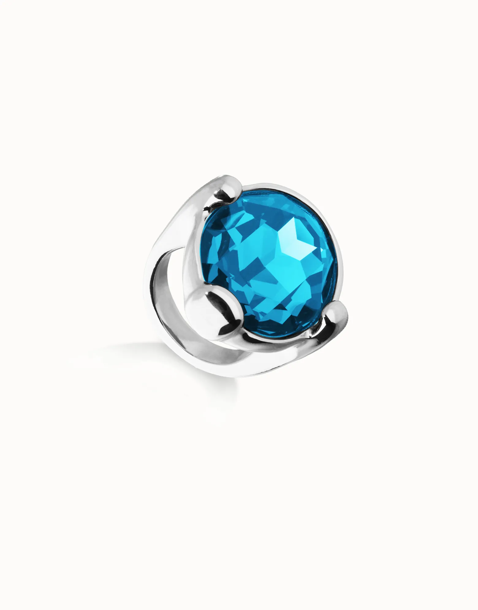 Anillo grande bañado en plata con cristal facetado ovalado azul