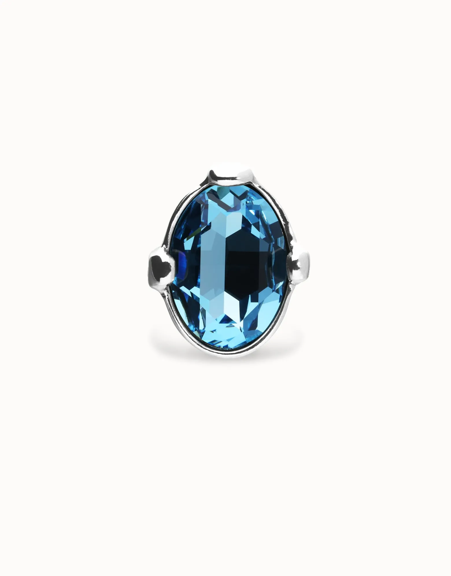 Anillo grande bañado en plata con cristal facetado ovalado azul