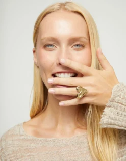 Anillo maxi bañado en oro 18k con forma de corazón
