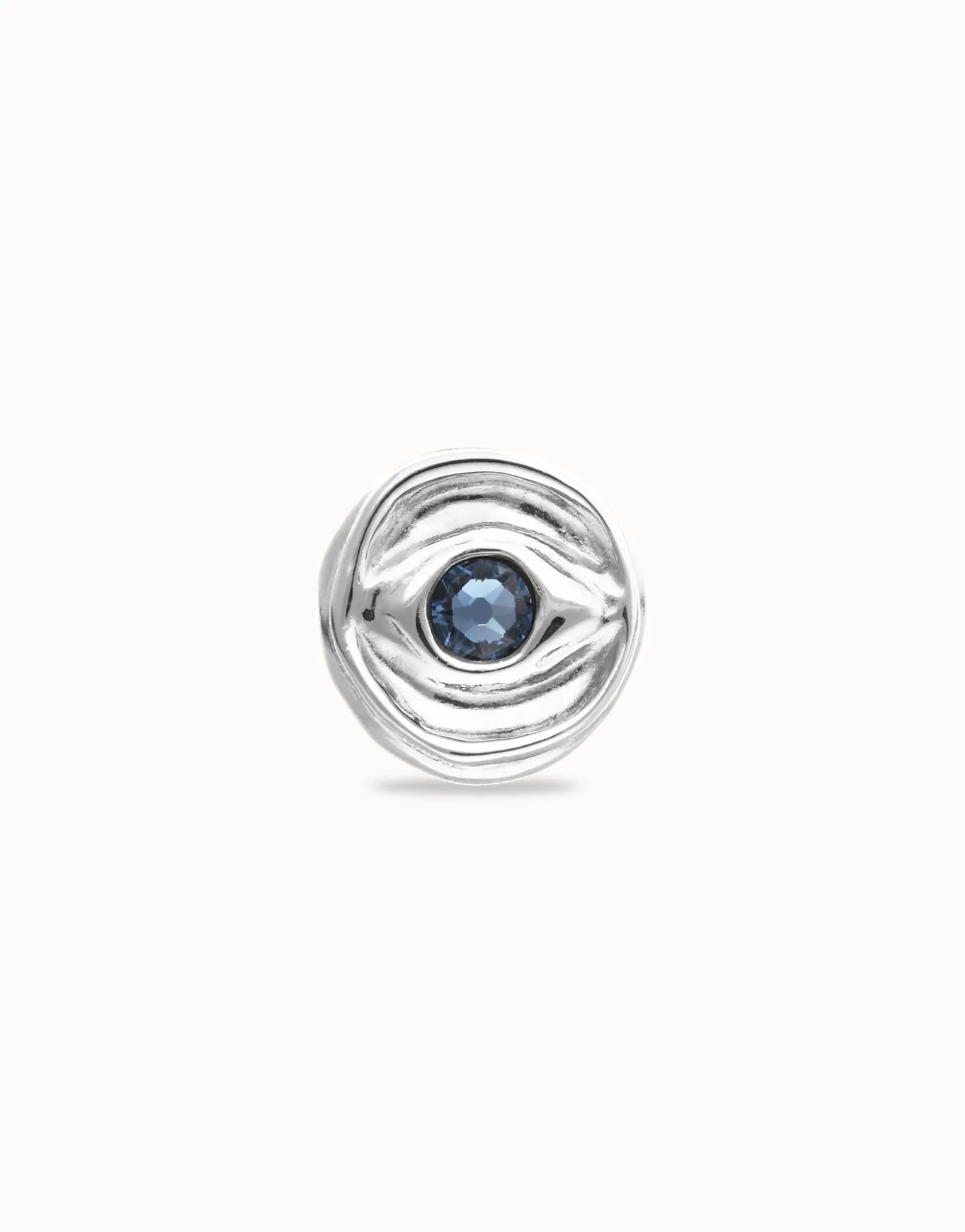 Anillo tipo sello en plata de ley y forma de ojo con cristal facetado azul